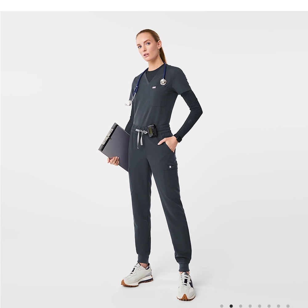 Figs Dark Harbor scrub set. Catarina One-Pocket Scrub Top + Uman relaxed jogger.